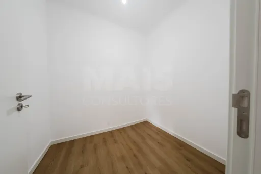 214 m² Store with Potential to Be Converted into a 4-Bedroom Apartment or Two Apartments – Excellent Investment Opportunity