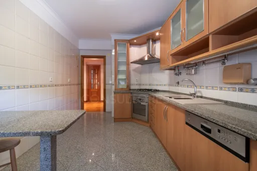 3-Bedroom Apartment in Linda-a-Velha