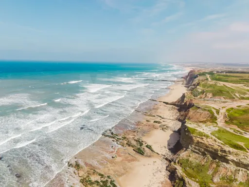 Terreno rústico com 2.760 m², localizado em zona privilegiada à beira-mar no Baleal.