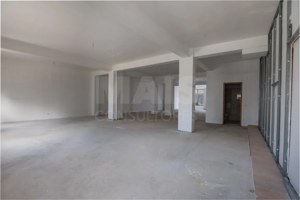 Loja para Transformação em Apartamento T3+1