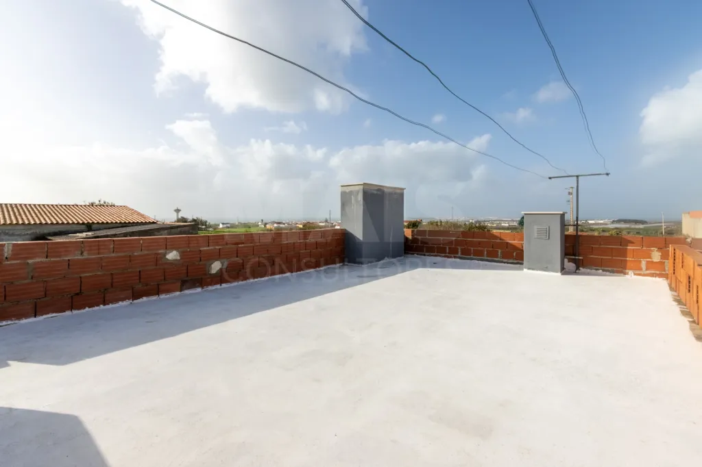 Moradia térrea T4 com anexo e 5.000 m2 de terreno em Geraldes