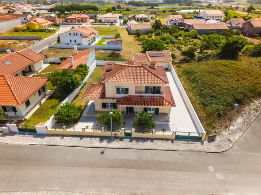 Moradia T4 com Charme em Olho Marinho | 260m² | Lote 734m²