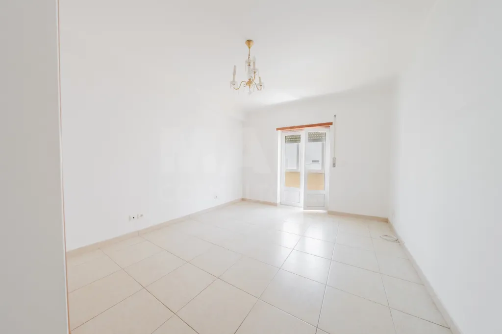 Apartamento T3 com garagem e varanda.