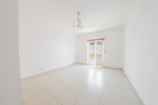 Apartamento T3 com garagem e varanda.
