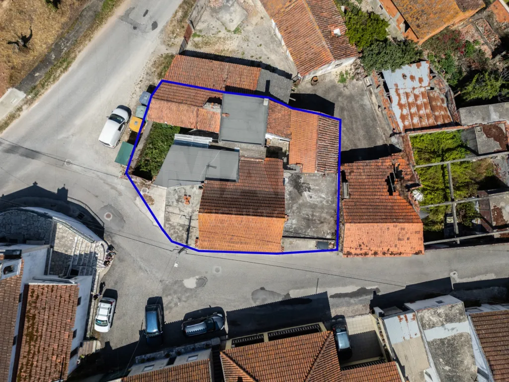 Moradia com rooftop e enorme potencial entre Caldas da Rainha e Santa Catarina