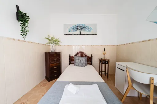Apartamento T3+1 no Centro de Peniche com Terraço Privativo e Elevada Rentabilidade