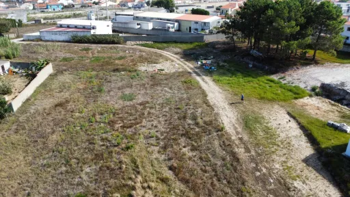 Moradia T4 Térrea com Grandes Áreas e Excelente Exposição Solar – Ferrel