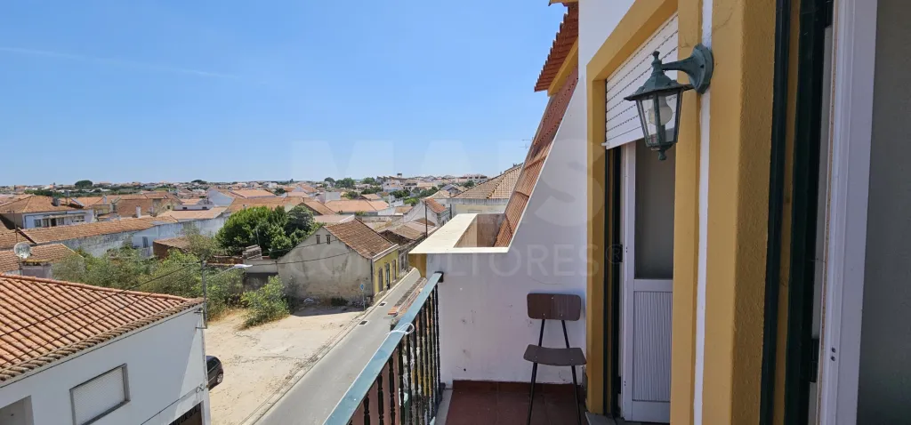 Apartamento T3 no Centro de Alpiarça | Áreas Generosas, Varandas e Excelente Localização