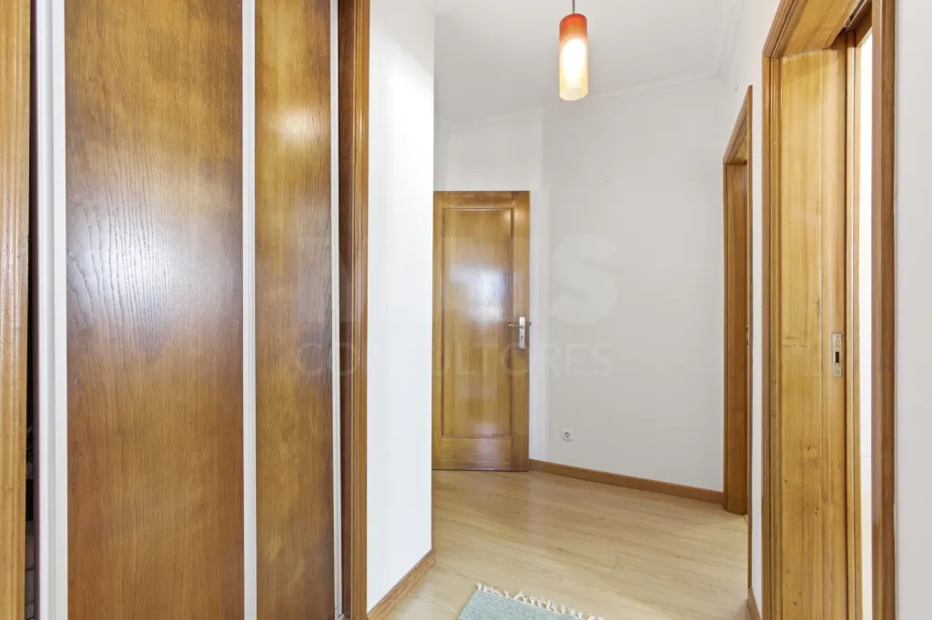 Apartamento T2 com varandas e arrecadação em Peniche