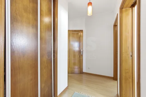 Apartamento T2 com varandas e arrecadação em Peniche