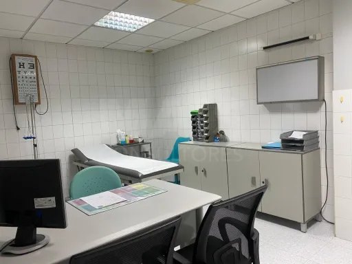 Espaço atualmente em uso com serviços clínicos e estéticos