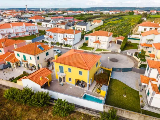 Moradia exclusiva com piscina aquecida, suite, garagem e jardim deslumbrante