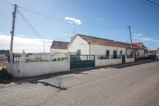 Moradia T2  com Logradouro em Cabanas de Chão