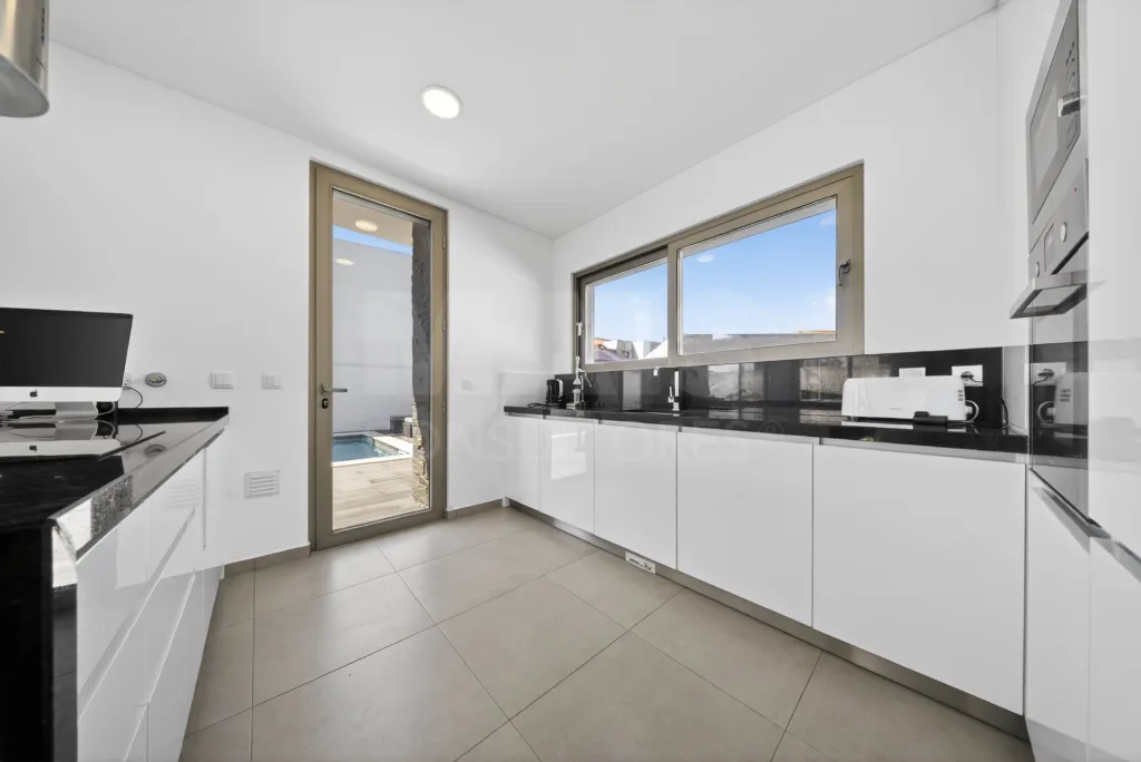 Moradia T4 com Piscina e Rooftop a minutos da Praia | Salir do Porto