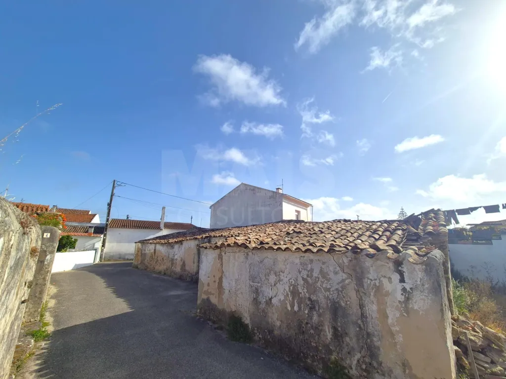 Moradia para Recuperação Total em Carregal, Óbidos | Lote de 490 m² | A apenas 3 km da Lagoa de Óbidos