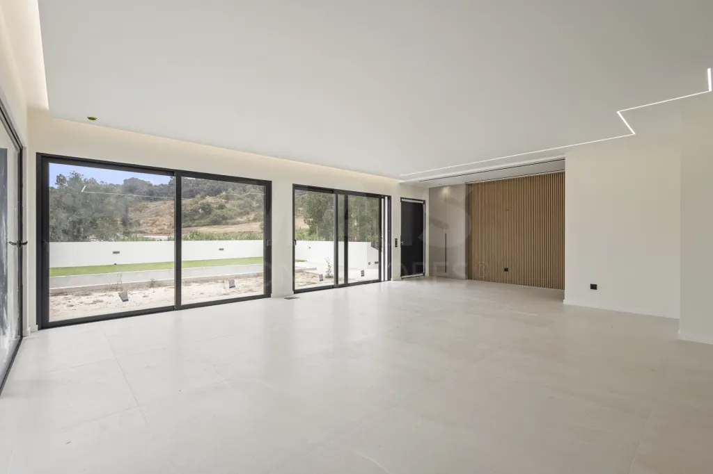 Moradia T3+1 NOVA com piscina em terreno de 2098m2