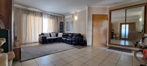 Apartamento T2+1 com piscina na Guia próximo do Mar