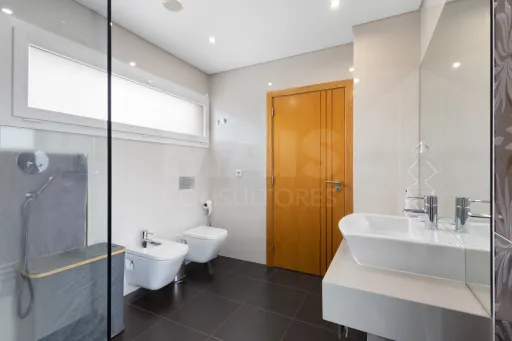 Deslumbrante Moradia T5 com Vista Mar, Piscina Privada e Excelente Exposição Solar