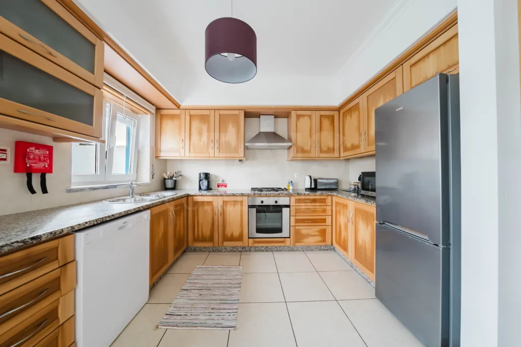 Modern 3 bedroom villa with garden, garage and excellent sun exposure in Atouguia da Baleia