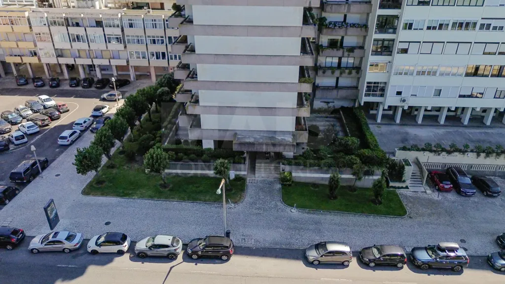 Oportunidade T4 Varandas, Estacionamento e Arrecadação no Restelo