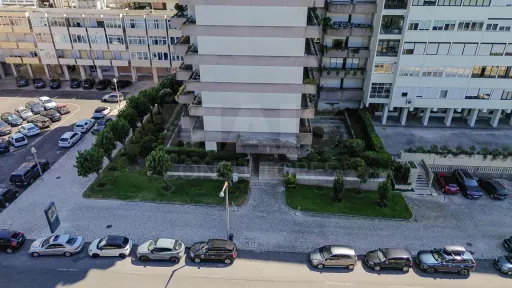 Oportunidade T4 Varandas, Estacionamento e Arrecadação no Restelo