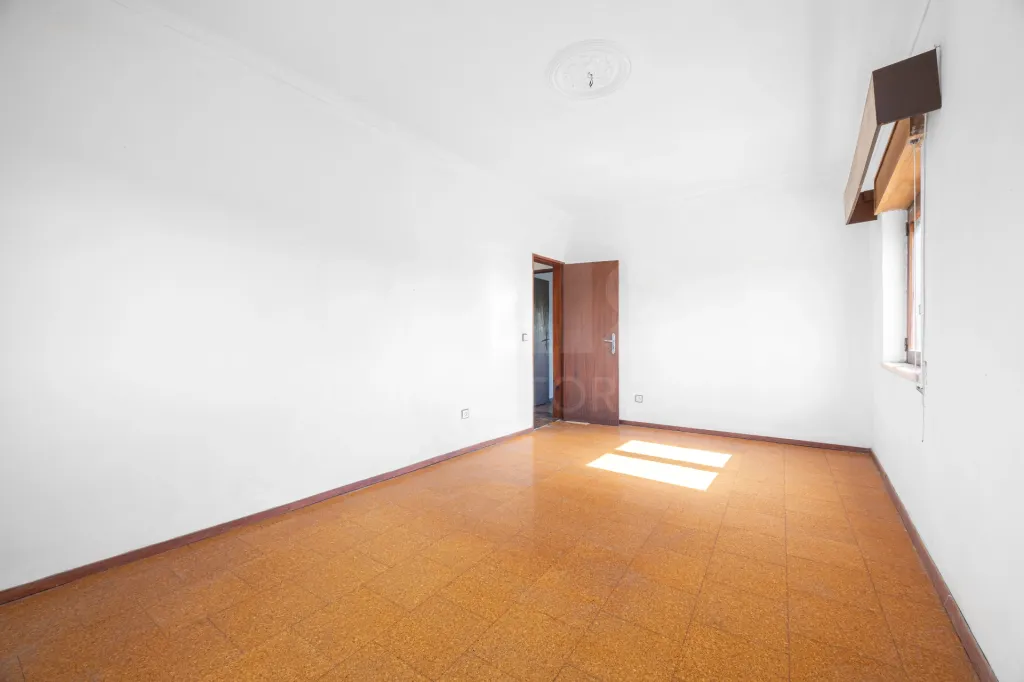 2-Bedroom House with Garage | 400 m² Lot | Ota – Alenquer