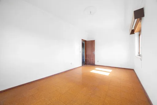 2-Bedroom House with Garage | 400 m² Lot | Ota – Alenquer