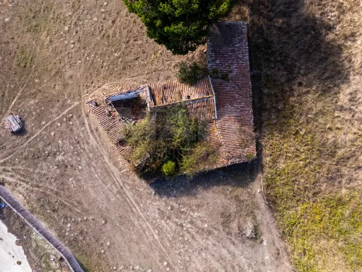 Terreno com ruína na Serra do Bouro