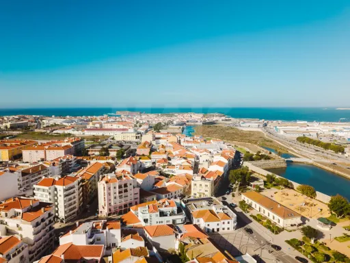 Moradia totalmente remodelada no coração de Peniche!
