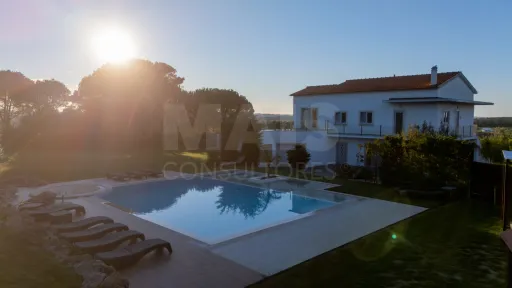 Propriedade com 3 apartamentos e piscina em Óbidos