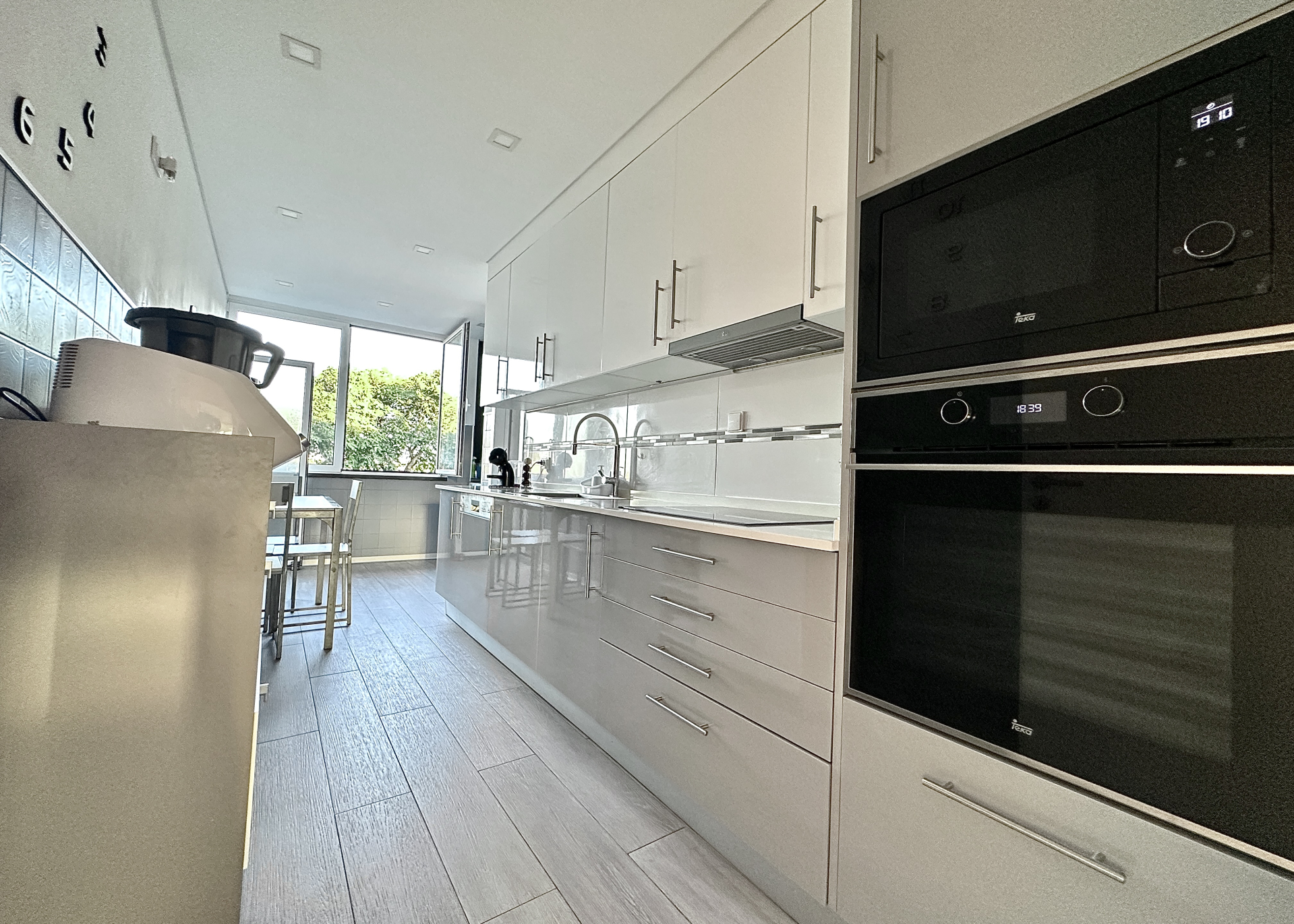 T2 Totalmente Renovado com arrecadação e AC em Trajouce, Cascais