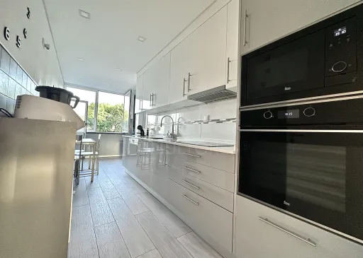 T2 Totalmente Renovado com varanda, arrecadação e ACs em Trajouce, Cascais
