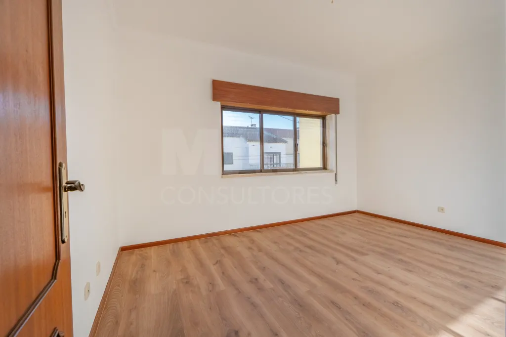 Oportunidade no Porto Alto, moradia T4+1 com 204m2 e logradouro.