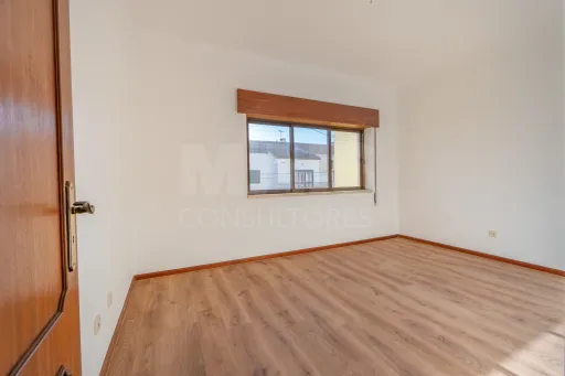 Oportunidade no Porto Alto, moradia T4+1 com 204m2 e logradouro.