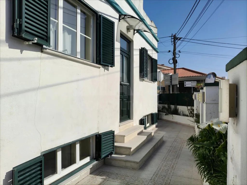 Moradia T4+2 c/ Churrasqueira, Logradouro & Parqueamento !