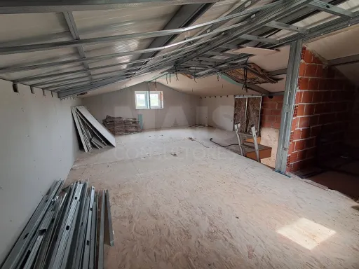 Moradia para remodelar em terreno com 1.809m2