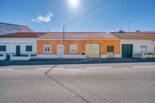 Viva com Espaço e Conforto: Moradia T4 com Anexo e Garagem em Coruche – Pronta a Habitar