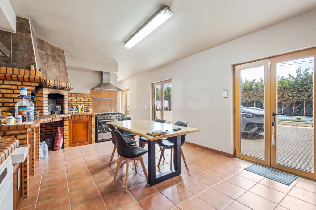 Moradia T5 com piscina e garagem em terreno de 2.000m2 na Bufarda