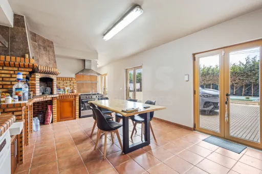 Moradia T5 com piscina e garagem em terreno de 2.000m2 na Bufarda