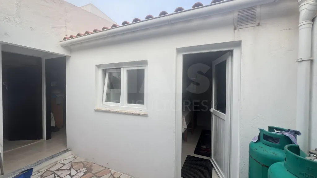 Imóvel com duas fracções: Comércio e Habitação!