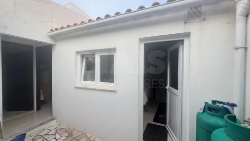 Imóvel com duas fracções: Comércio e Habitação!