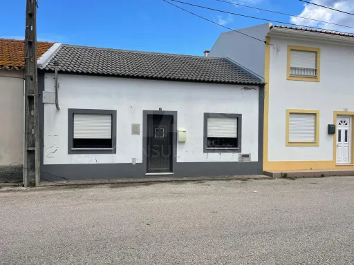 Moradia T2 com logradouro no coração de Ferrel, perto do Baleal