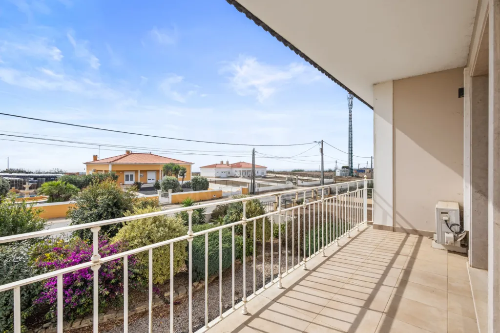 Moradia T5 com piscina e garagem em terreno de 2.000m2 na Bufarda