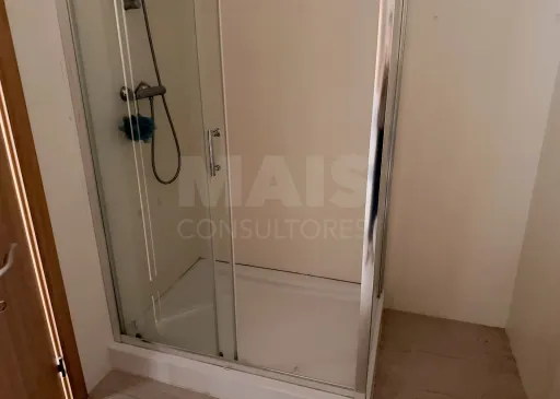 Prédio de Habitação e Comércio em Santa Iria de Azoia