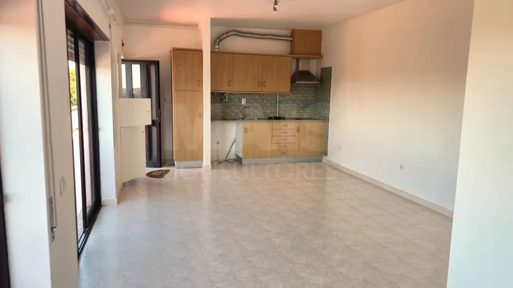 Apartamento com terraço e vista desafogada | Bairro do Pôr do Sol | Benedita