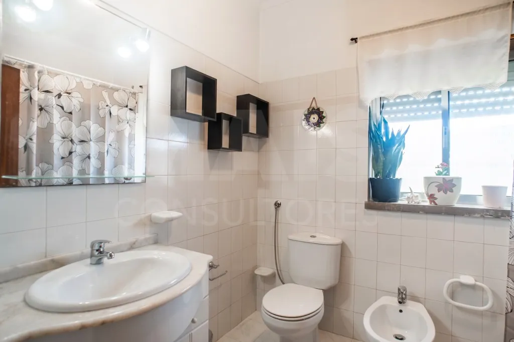 2-Bedroom Apartment in the Heart of Cadaval – Comfort, Location, and Potential!