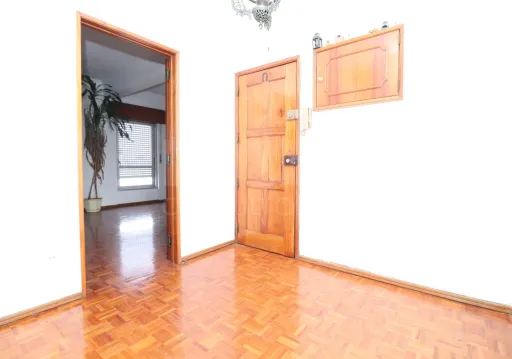 Apartamento T3  num 2°andar com arrecadação,  varanda, vista rio, na Bobadela