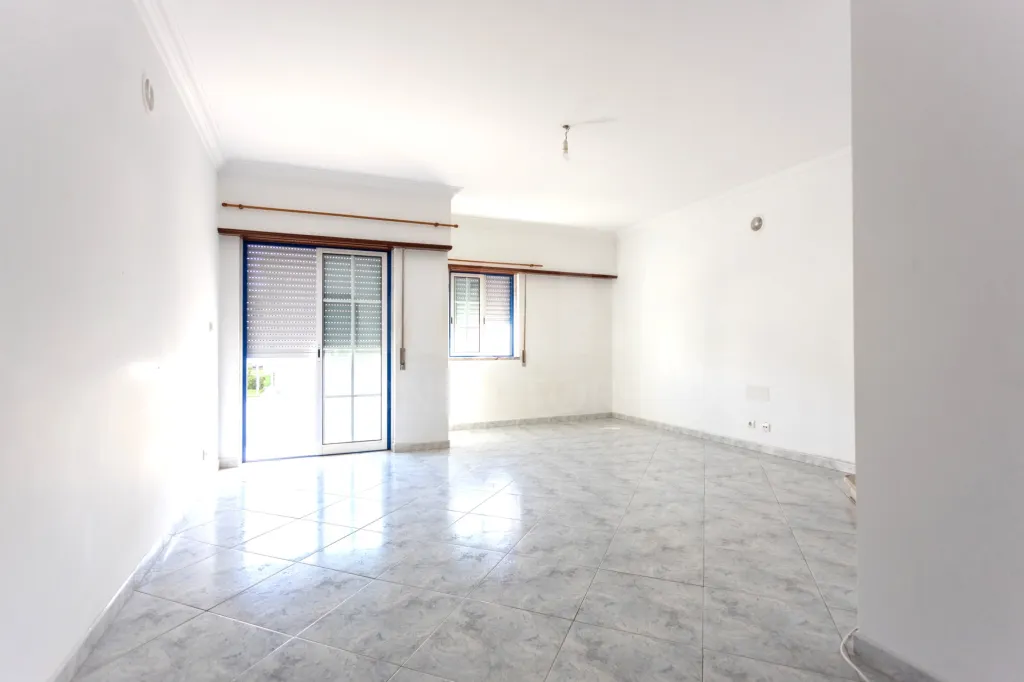 Apartamento T3 com parqueamento, arrecadação e varandas na Urbanização dos Pilares em Samora Correia.