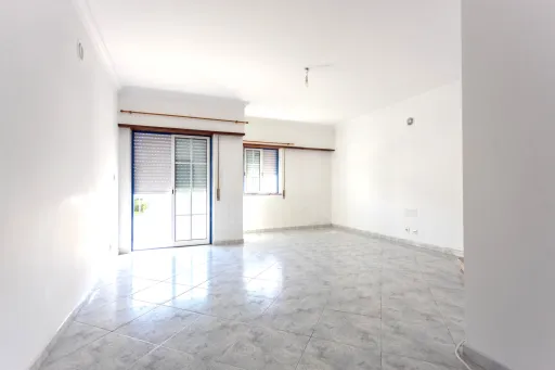 Apartamento T3 com parqueamento, arrecadação e varandas na Urbanização dos Pilares em Samora Correia.