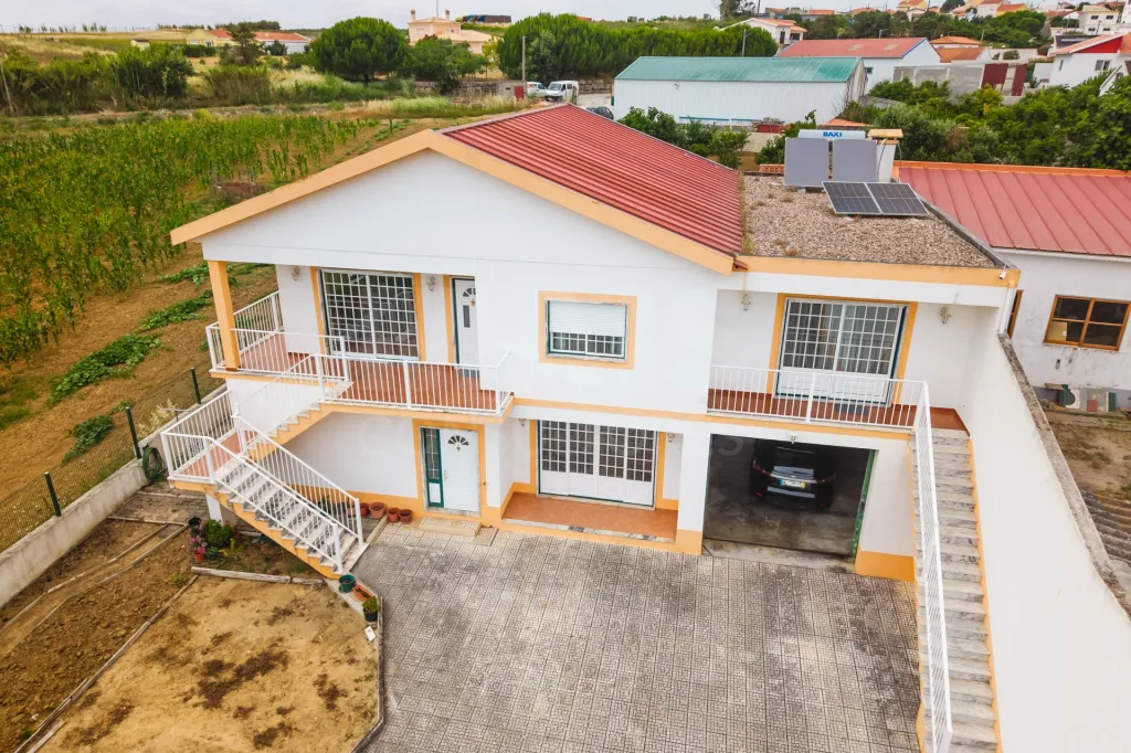 Moradia T5 com 2 Anexos em Terreno com mais de 1.400 m²